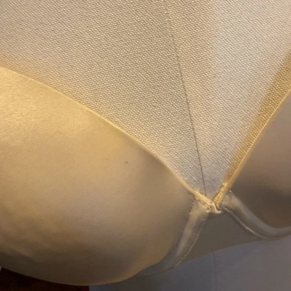 Victoria's Secret Cream Bra - Picture 4 of 5